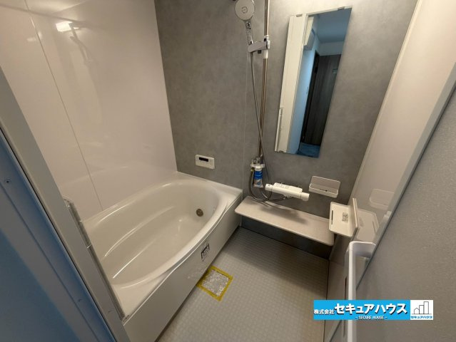 【中古マンション】エスポア横須賀の浴室|【浴室】
◆アクセントパネルで落ち着きのある雰囲気を演出します。毎日の疲れを癒やすバスタイムをお楽しみ下さい！ 　　　　　　　　　　　　　　　　　　　　　　　　　　　　　　　　　　　　　　　　　　　　