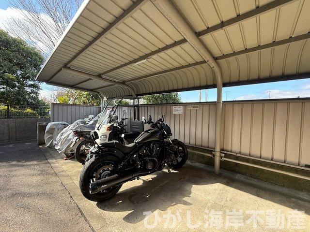 茅ヶ崎グランドハイツB棟の駐車場|敷地内バイク置場