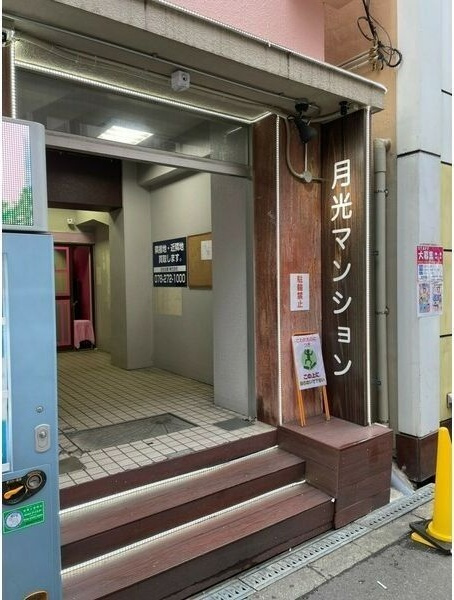 大阪市中央区日本橋１丁目の店舗事務所のエントランス