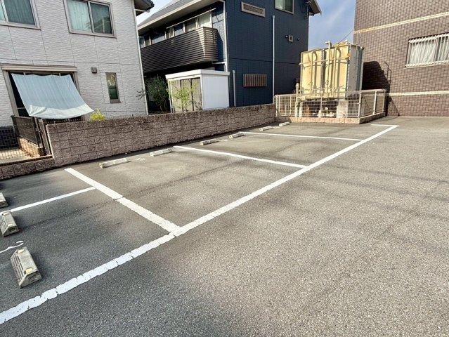 ラフィネコートの駐車場