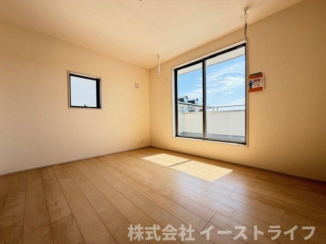 【新築戸建】　いわき市郷ケ丘2丁目第10　全3棟　長期優良住宅の洋室|同社施工写真　家具などのインテリアともマッチしておしゃれ感が出しやすく、身の回りの整理がしやすいのも魅力な洋室です。