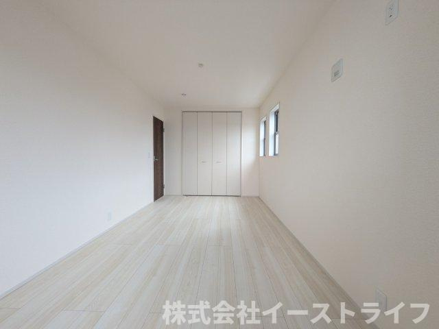 【新築戸建】　いわき市郷ケ丘2丁目第10　全3棟　長期優良住宅の寝室|3号棟写真　窓から日が差し込む明るい洋室。シンプルな造りなので配置するインテリア次第でお好きなお部屋の雰囲気に変えられます。