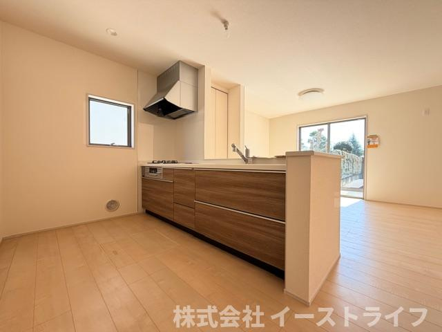 【新築戸建】　いわき市郷ケ丘2丁目第10　全3棟　長期優良住宅のキッチン|同社施工写真　対面キッチンを選ぶ方の多くが、家族とのコミュニケーションを重視して選ばれます。特に小さなお子さんを持つご家庭では、調理中もお子さんの様子をみられるということは大きな安心に繋がります！