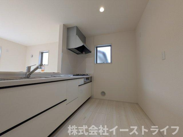 【新築戸建】　いわき市郷ケ丘2丁目第10　全3棟　長期優良住宅のキッチン|同社施工写真　使い勝手の良いシステムキッチンで、対面式なのでご家族との団欒にもぴったりですね(^^)/また、収納力もあるのでスッキリが実現します◎