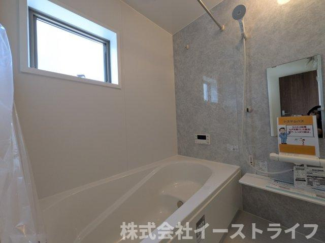 【新築戸建】　いわき市郷ケ丘2丁目第10　全3棟　長期優良住宅の浴室|3号棟写真　１坪サイズのバスルーム。浴室換気乾燥機を標準装備。乾きやすい床やお手入れのしやすい排水口など、いつも清潔にご使用いただけます。