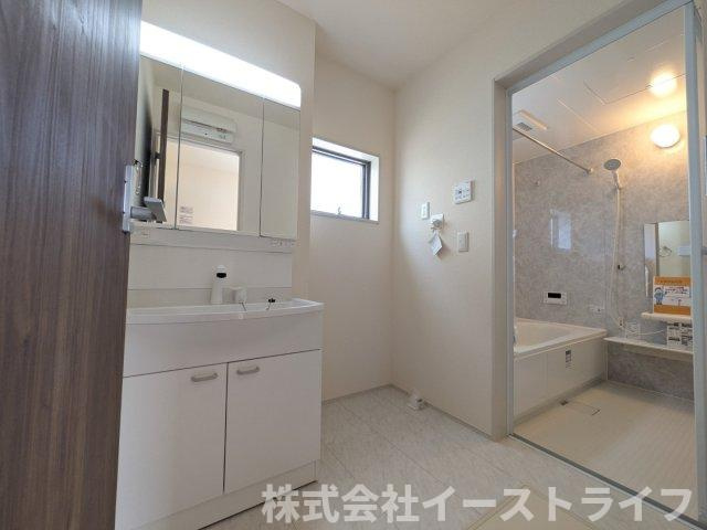 【新築戸建】　いわき市郷ケ丘2丁目第10　全3棟　長期優良住宅の独立洗面台|3号棟写真　洗面所は洗濯カゴなどで生活感が出やすい場所ですが、洗面ボウル下のキャビネットや鏡の裏（三面鏡など）に、歯ブラシ、洗剤のストック、タオル、化粧品などをすっきり整理できます。