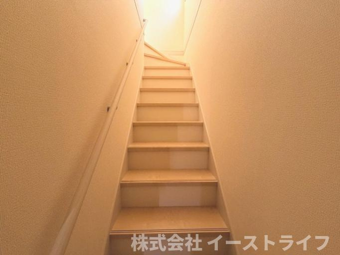 【新築戸建】　いわき市郷ケ丘2丁目第10　全3棟　長期優良住宅の内装|同社施工写真　階段には手すりが付いているので上り下りも安心です。リビング階段なので家族の帰宅・外出を把握しやすく、家族間のコミュニケーションが増えるのが嬉しいです♪