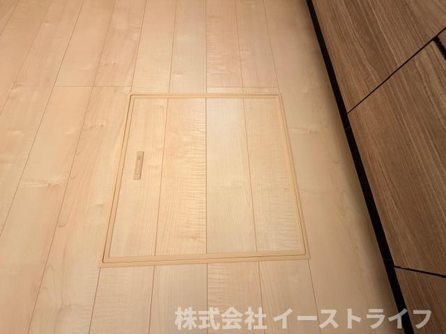 【新築戸建】　いわき市郷ケ丘2丁目第10　全3棟　長期優良住宅の収納|同社施工写真　キッチンには床下収納があります。食材、飲料のストックや調理器具など、生活感の出るものを隠して収納可能です。また、温度変化が比較的少ないため、常温保存の野菜や果実酒などの保管に最適です。