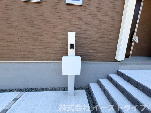 【新築戸建】　いわき市郷ケ丘2丁目第10　全3棟　長期優良住宅のセキュリティ|同社施工写真　TVモニター付インターフォンの最大のメリットは、室内モニターから訪問者が誰なのか見ることができる点です。来訪者と直接顔を合わせることなくモニター越しに対応ができるのでとても便利です。