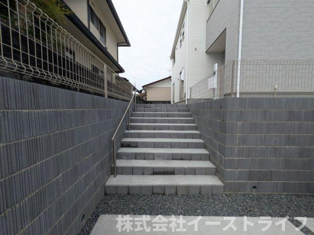 【新築戸建】　いわき市郷ケ丘2丁目第10　全3棟　長期優良住宅の玄関|3号棟写真　駐車場から玄関への階段　建物が道路より高い位置にあるので、外からの視線が届きにくく、室内でゆったり過ごせます！