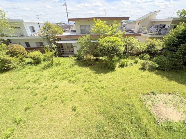 中登美第二団地B12号棟の庭