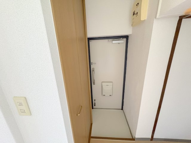 中登美第二団地B12号棟の玄関