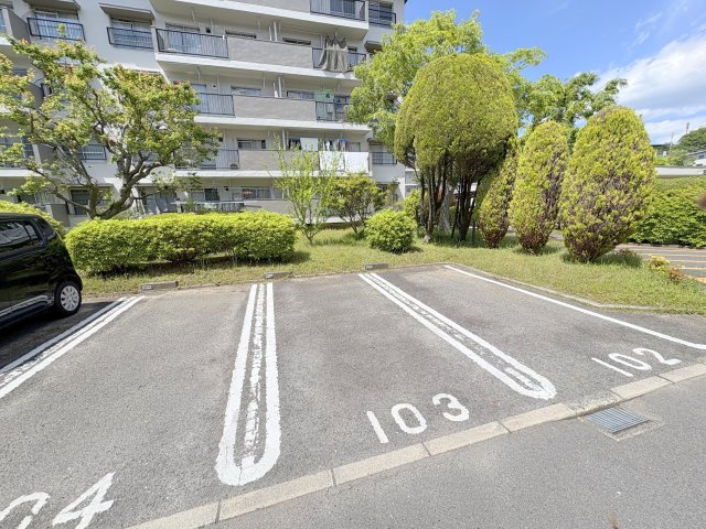 中登美第二団地B12号棟の駐車場