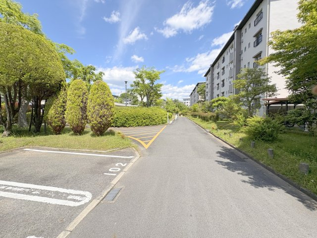 中登美第二団地B12号棟の駐車場