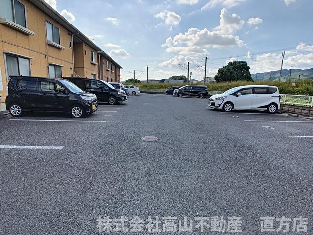 直方市大字植木のアパートの駐車場