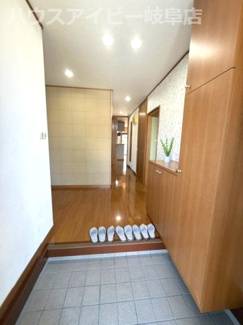 【玄関】 | 岐阜市萱場南！パナホーム施工の軽量鉄骨造中古住宅築25年！リフォーム済み！ゆったり20帖のLDK♪ | 岐阜市萱場南！パナホーム施工の軽量鉄骨造中古住宅築25年！リフォーム済み！ゆったり20帖のLDK♪

