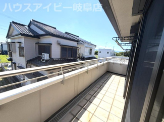 【バルコニー】 | 岐阜市萱場南！パナホーム施工の軽量鉄骨造中古住宅築25年！リフォーム済み！ゆったり20帖のLDK♪ | 岐阜市萱場南！パナホーム施工の軽量鉄骨造中古住宅築25年！リフォーム済み！ゆったり20帖のLDK♪

