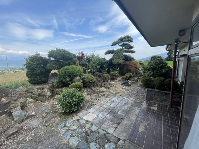 伊那市西春近　中古住宅の庭|1階和室よりの眺望　南側