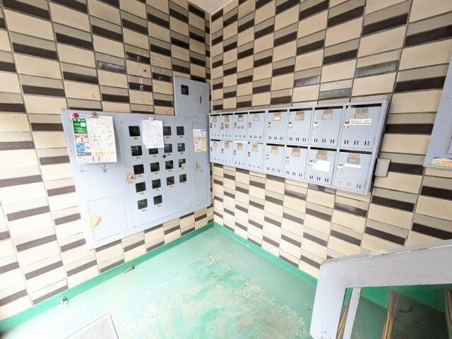 ハナブサマンションのエントランス