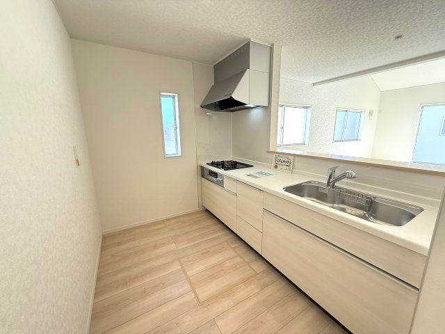 クレイドルガーデン前橋市富士見町時沢第11　1号棟（平屋）のキッチン|【イメージ写真】コンロも３口ご用意しています！調理スペースも広くストレスなくお料理できます。浄水器つきなので美味しいお水も飲めます♪夕食の支度をしながら、お子様の様子も見られて自然と会話も増えますよ♪