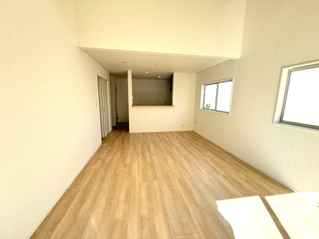 クレイドルガーデン前橋市富士見町時沢第11　1号棟（平屋）の居間・リビング|【イメージ写真】19.5帖リビング！人気の対面式キッチンを配した空間はお好みの家具も合わせやすく、家族がくつろぐ快適な空間造りをサポート。窓からは明るい陽光が差し込みます。