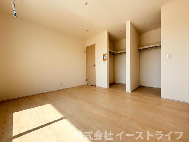 【新築戸建】　いわき市郷ケ丘2丁目第10　全3棟　長期優良住宅の寝室|同社施工写真　窓から日が差し込む明るい洋室。シンプルな造りなので配置するインテリア次第でお好きなお部屋の雰囲気に変えられます。