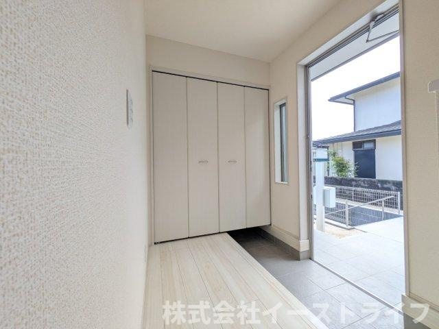 【新築戸建】　いわき市郷ケ丘2丁目第10　全3棟　長期優良住宅の内装|同社施工写真　階段には手すりが付いているので上り下りも安心です。リビング階段なので家族の帰宅・外出を把握しやすく、家族間のコミュニケーションが増えるのが嬉しいです♪
