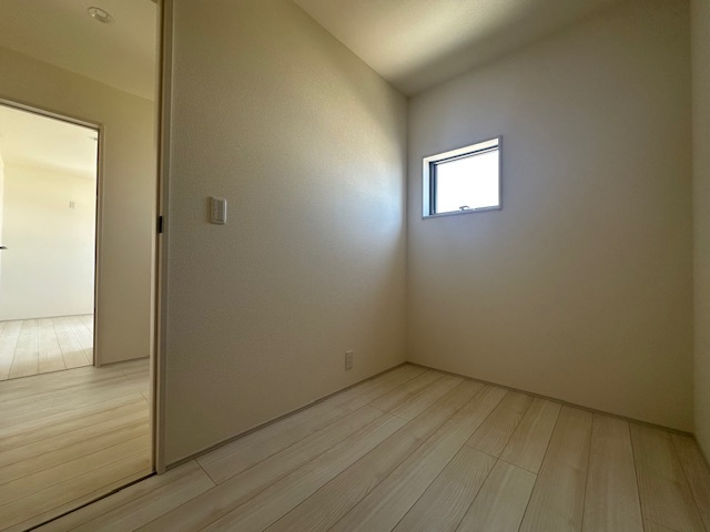 【新築戸建】　いわき市郷ケ丘2丁目第10　全3棟　長期優良住宅の収納|同社施工写真　ストレージルームは納戸や収納スペースとして使うことができますが、ワークスペースとして使用したり、キッズスペースやお子様の秘密基地として使うなど、家族のライフステージに合わせて◎