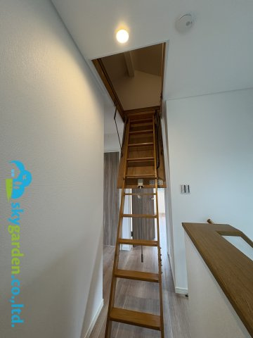 藤沢市大鋸　中古戸建の収納|2階廊下にある小屋裏収納の折りたたみ格納式梯子
