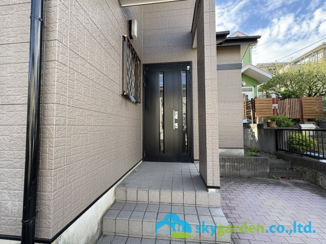 藤沢市大鋸　中古戸建の玄関|玄関前の様子