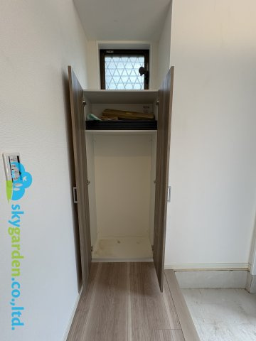 藤沢市大鋸　中古戸建の玄関|シューズボックス（棚板設置前）