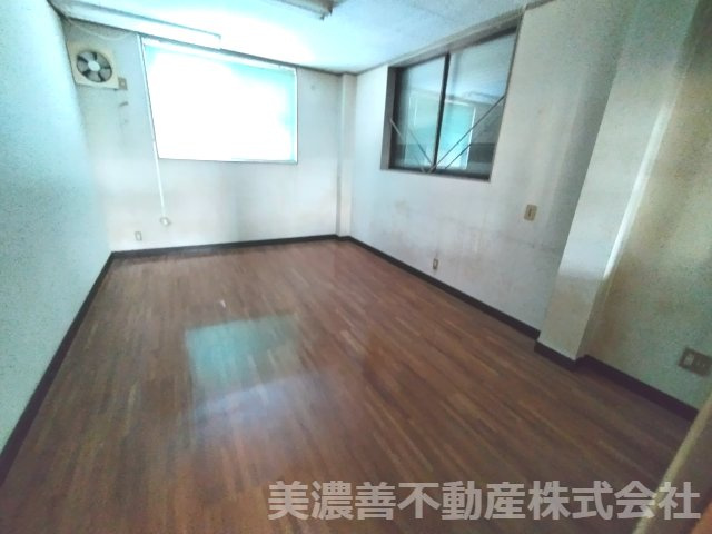 ６７２６１　岐阜市北鶉4丁目倉庫・事務所・居宅の洋室