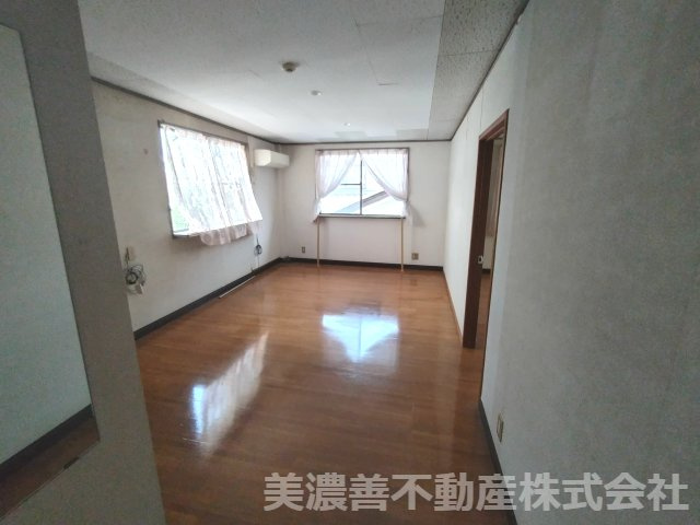 ６７２６１　岐阜市北鶉4丁目倉庫・事務所・居宅の洋室