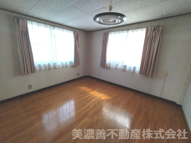 ６７２６１　岐阜市北鶉4丁目倉庫・事務所・居宅の洋室