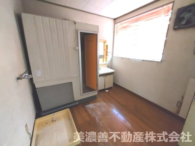 ６７２６１　岐阜市北鶉4丁目倉庫・事務所・居宅の洗面所