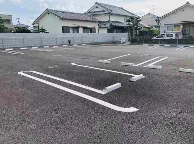 コンソラトゥール別保 の駐車場
