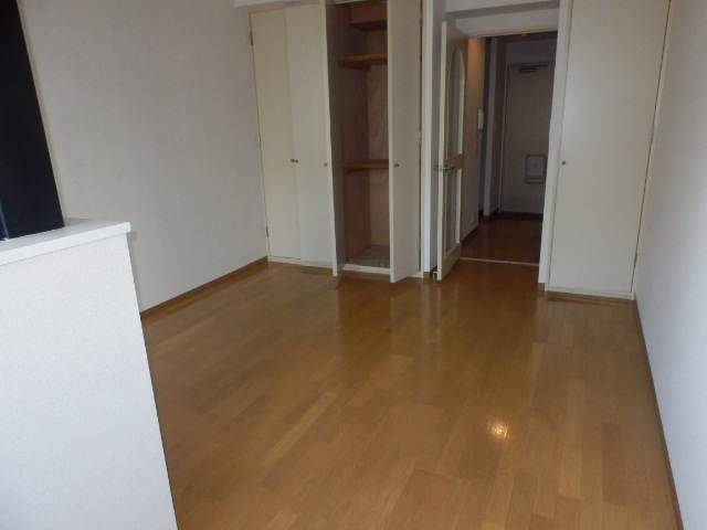 【居間・リビング】 | コンフォートいづみ | フローリングの綺麗な室内