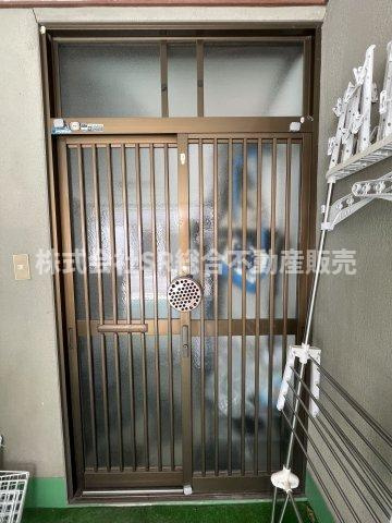 南荘町中古戸建の玄関|お風呂・トイレ別、全居室収納付き、駐車スペースありなどお部屋探しの条件としてチェックされる項目が満たされております！