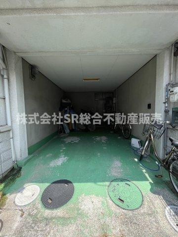 南荘町中古戸建の駐車場|東大阪市に密着した当社では、多種多様な不動産をご紹介することが可能です。
投資向け物件は弊社にお任せ下さいませ。
