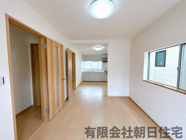 【居間・リビング】 | 西川津町中古戸建 | こちらのリビングで趣味の時間をお楽しみください