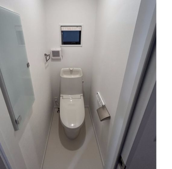 大塚戸建のトイレ|ゆったりとした空間のトイレです