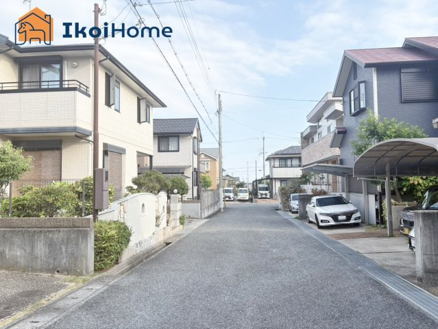 神戸市西区桜が丘中町６丁目　中古戸建の前面道路含む現地写真|●年中無休：当日予約可●前面道路北東側幅員約6mに14.8m接道しておりますので陽当り・通風良好！