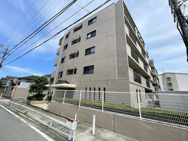 【外観】 | 春日原パーク・ホームズ | 広々とした空間はご家族の団らんの中心に♪南側バルコニーに面しているため、太陽の明かりを感じることが出来ます。