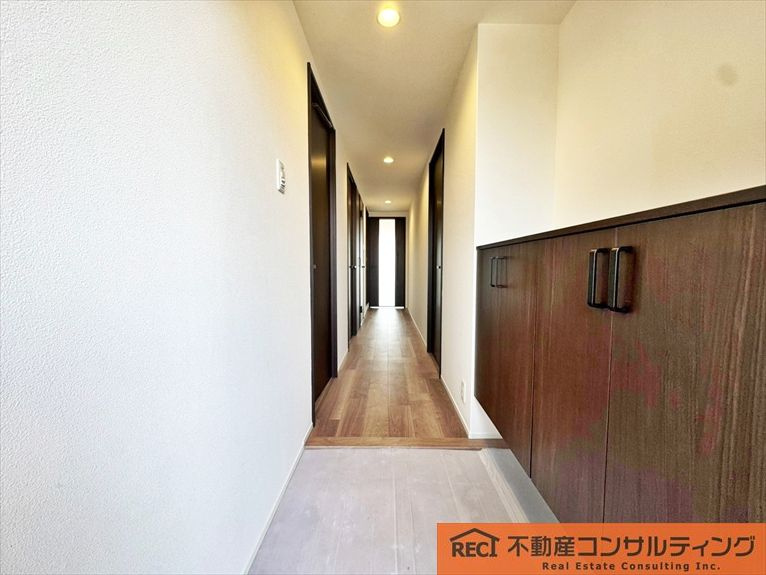 コート甲子園南　4番館の玄関