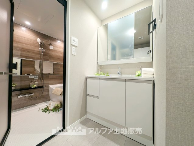 レクセルプラッツァ福生弐番館の洗面所|【Powder room】
◆独立洗面台◆洗顔やヘアセットなど毎日使う場所だからこそ、使いやすさに配慮された設計。収納力もあり、すっきりとした空間で気持ちよく一日を始められます。