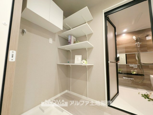 レクセルプラッツァ福生弐番館の洗面所|【Powder room】
◆独立洗面台◆朝の身支度や帰宅後の手洗いも快適に行える独立洗面台。収納スペースも備えており、洗面用品をすっきり整理できる使い勝手の良い空間です。