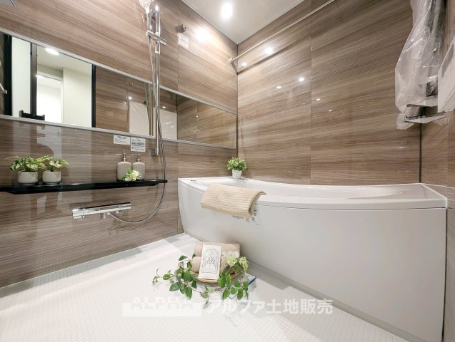 レクセルプラッツァ福生弐番館の浴室|【Bath room】
◆バスルーム◆一日の疲れをゆっくり癒せる落ち着いたバスルーム。浴室乾燥機付きで天候を気にせず洗濯でき、毎日の暮らしにも便利な空間です。