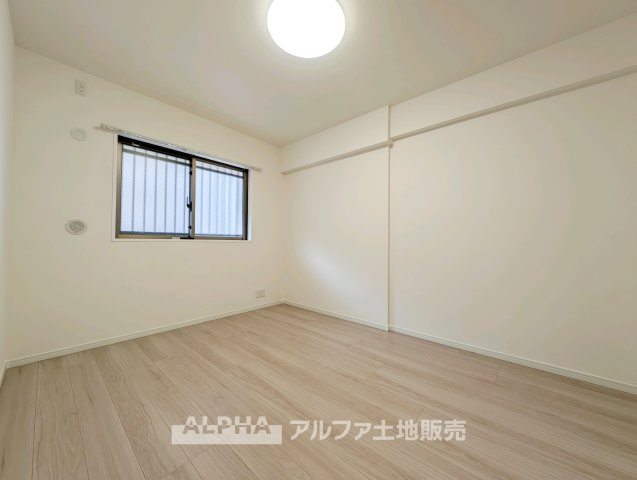 レクセルプラッツァ福生弐番館の洋室|【comfort room】
◆落ち着きのある室内◆寝室としても子ども部屋としても使いやすく、暮らしの変化にも対応できる空間。日々の時間を穏やかに過ごせます。