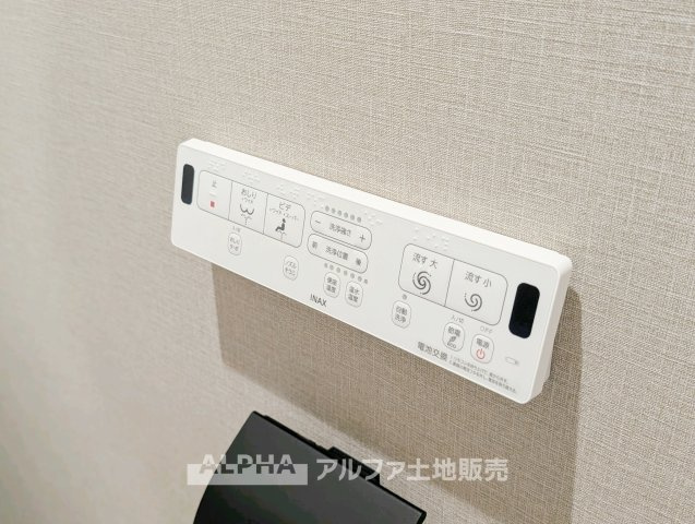 レクセルプラッツァ福生弐番館のトイレ|【Warm water flush toilet】
◆温水洗浄便座付きトイレ◆お掃除も楽々。快適に過ごすためには今や欠かせない設備の一つです。壁掛けリモコンで使いやすくいつでも清潔に保てます。