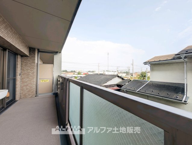 レクセルプラッツァ福生弐番館のバルコニー|【Balcony】◆バルコニー◆日当たりの良いバルコニーは、洗濯物がよく乾くだけでなく、外の空気を感じながらひと息つける場所。暮らしに心地よい余白をもたらします。